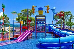 Ein Wasserpark mit Rutschen und Spielgeräten.