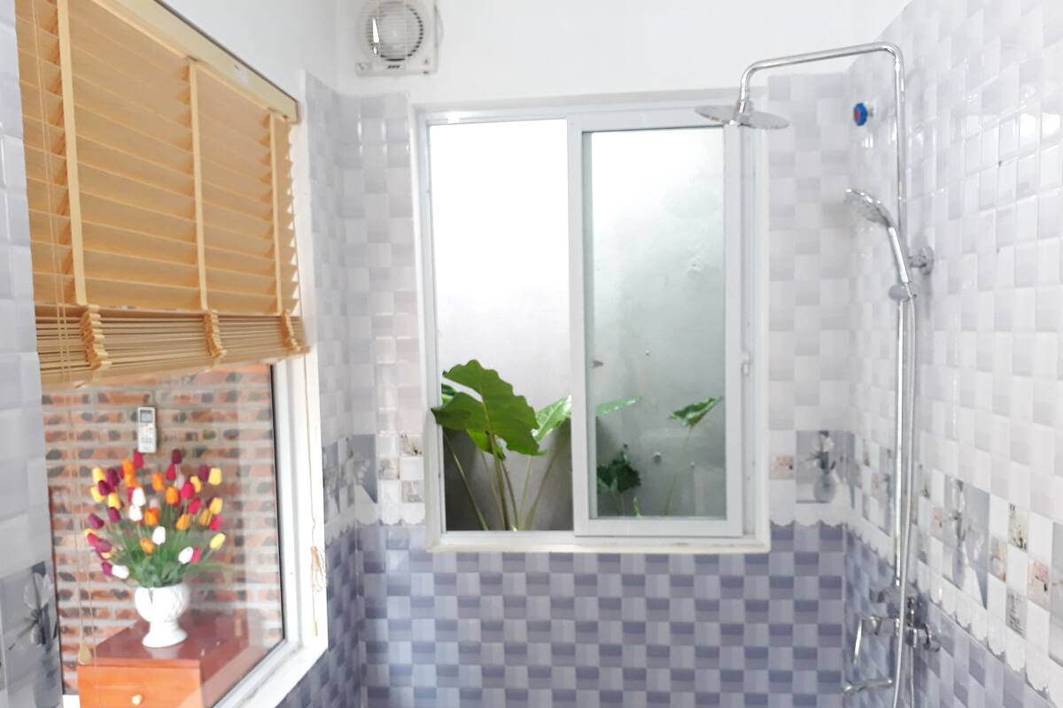 Shower, rainfall showerhead, free toiletries, hair dryer