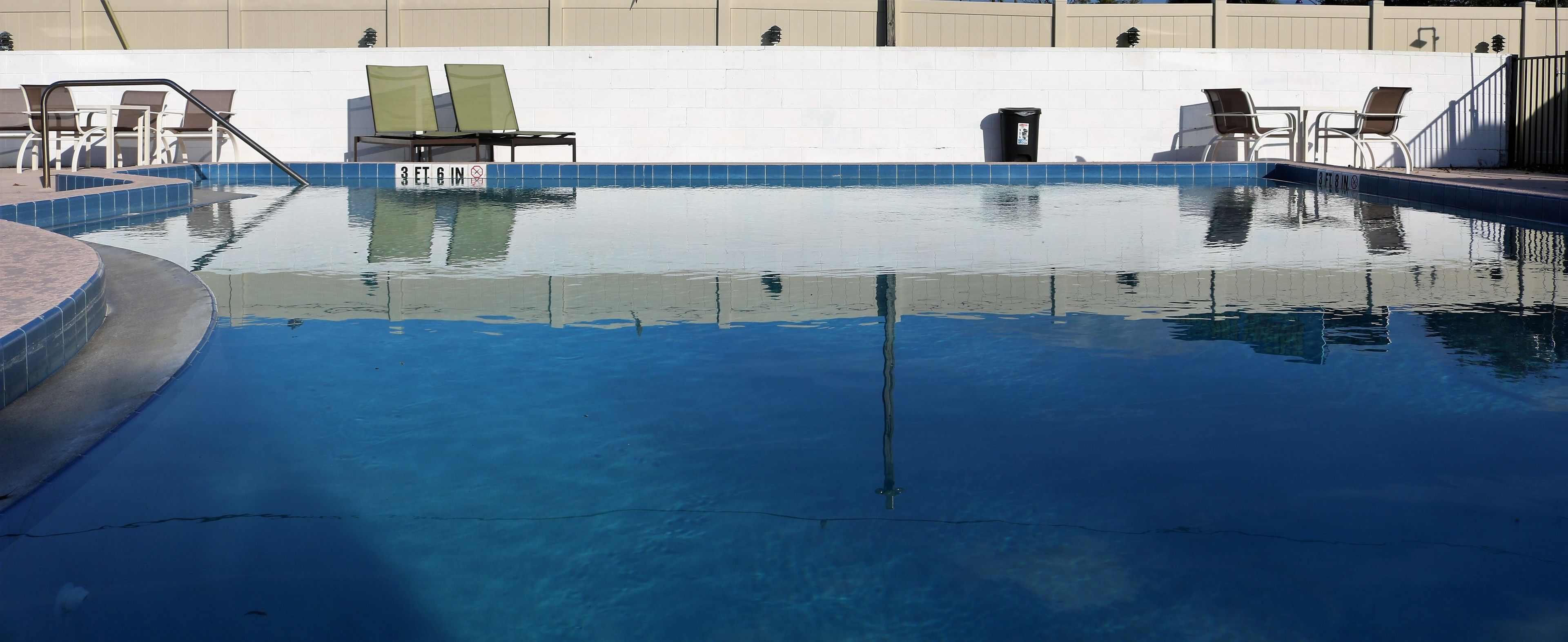 Piscina all'aperto, ombrelloni da piscina, lettini