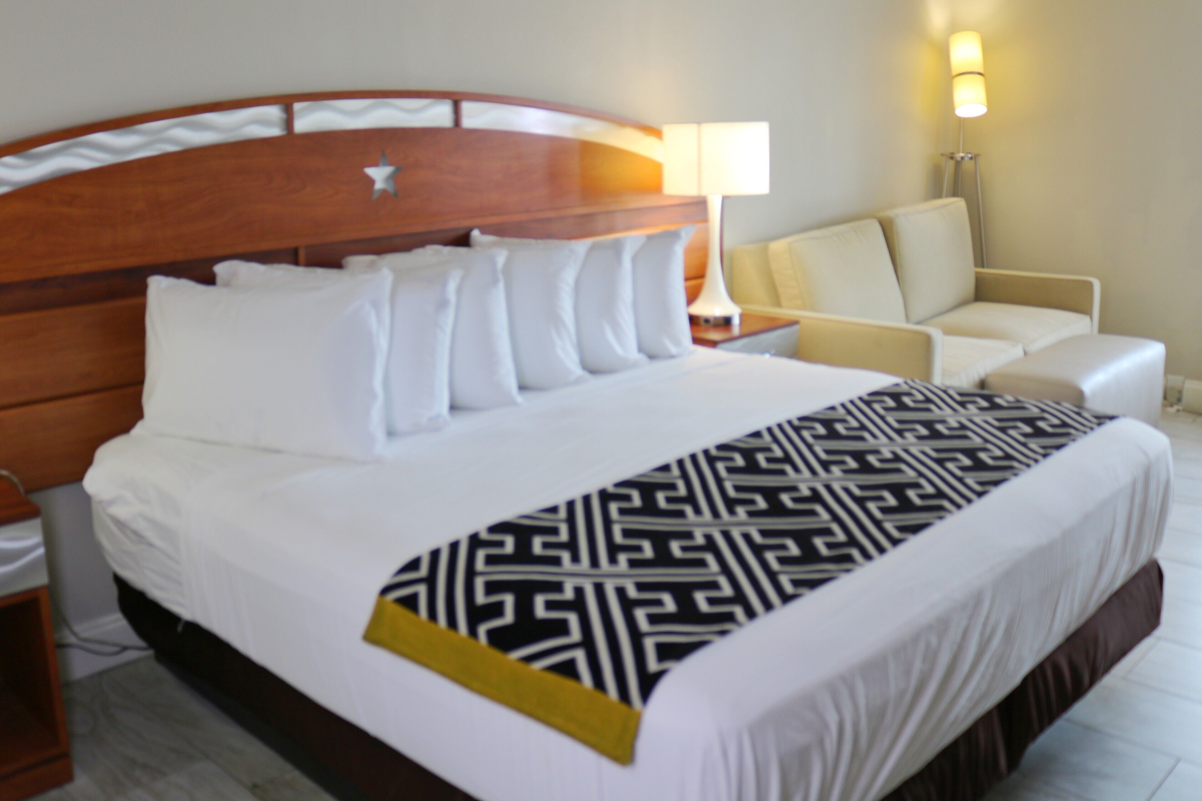 Handicap Room, 1 King Bed, Non Smoking | Sengetøy av topp kvalitet, senger med overmadrass og safe på rommet