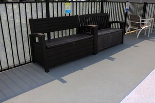 Szabadtéri medence, nyitva 9:00 és 20:00 között, napernyők