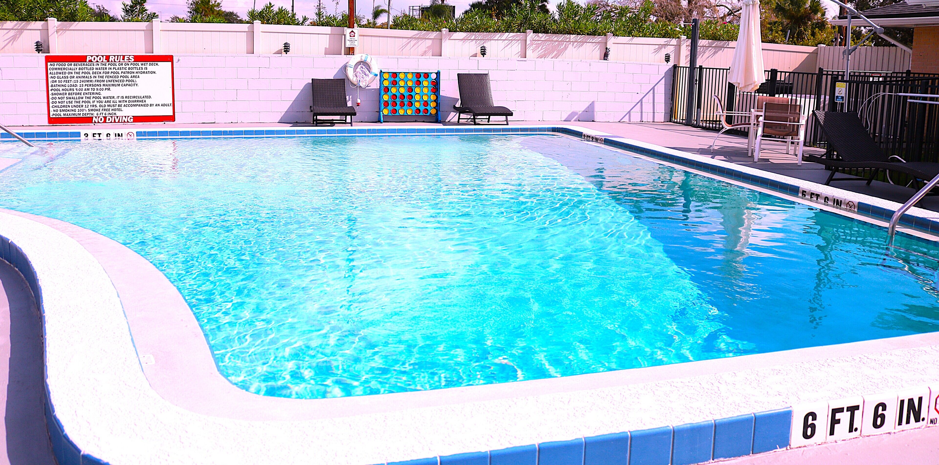 Piscina a l'aire lliure (horari: 09:00-20:00), para-sols i gandules 