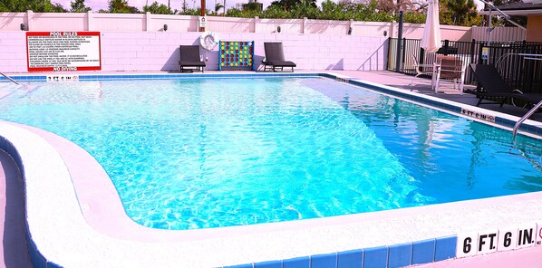 Alberca al aire libre, sombrillas en la alberca y camastros 