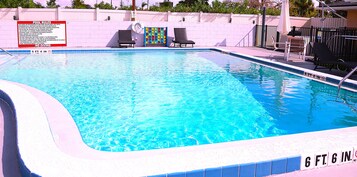 Szabadtéri medence, nyitva 9:00 és 20:00 között, napernyők