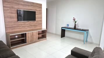 Apartamento estándar, varias camas, fumadores | Zona de estar | Una televisión LED