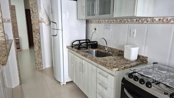 Apartamento estándar, varias camas, fumadores | Cocina privada | Frigorífico, microondas, horno y utensilios de cocina