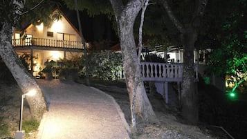 Voorkant accommodatie - avond/nacht
