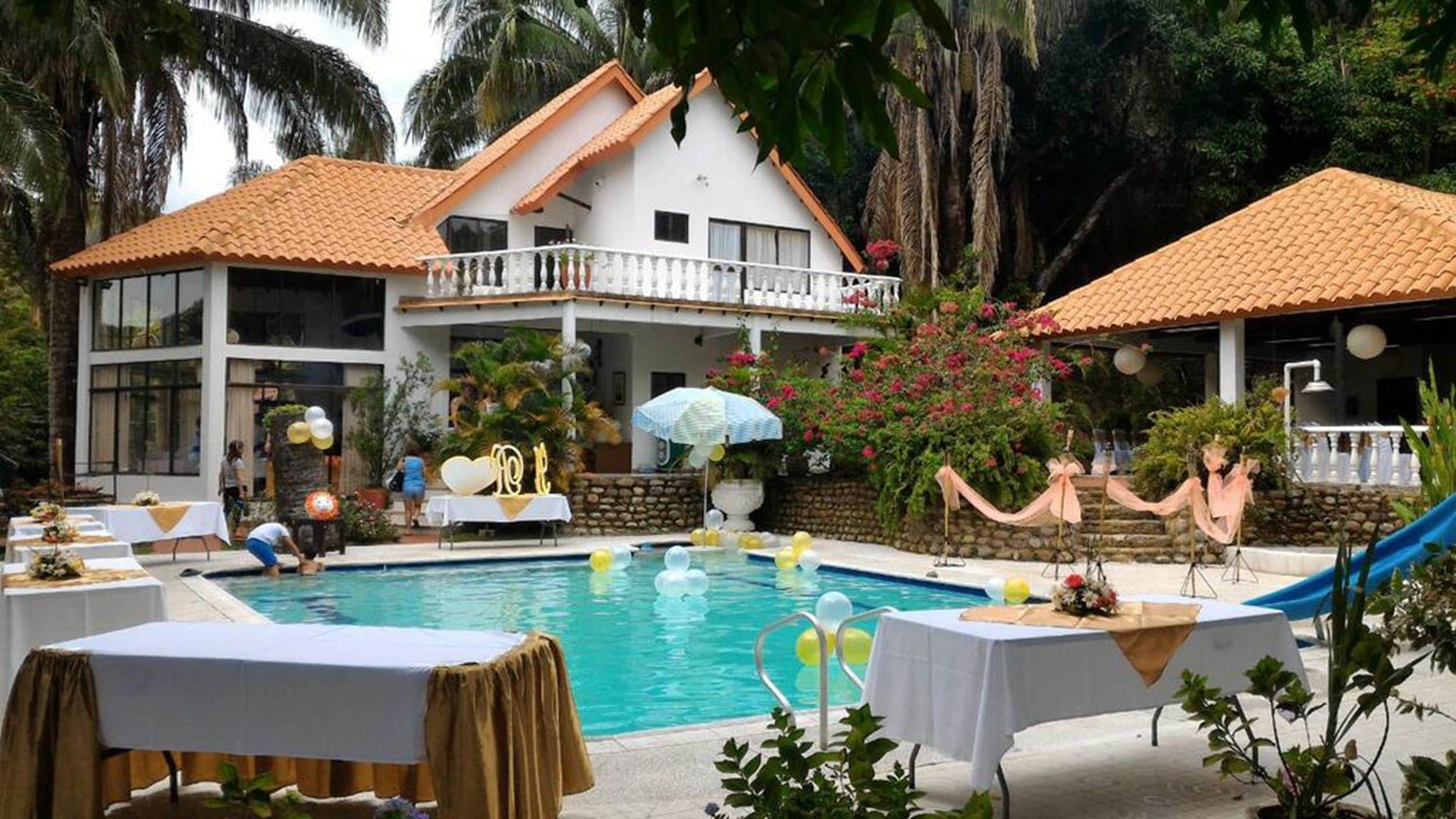 Een binnenzwembad en een buitenzwembad