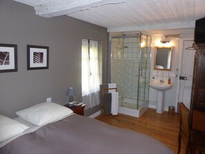 Habitación doble, 1 cama doble (Nature) | Baño | Ducha, artículos de higiene personal gratuitos y secador de pelo