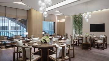 2 restaurants; breakfast, lunch, and dinner served