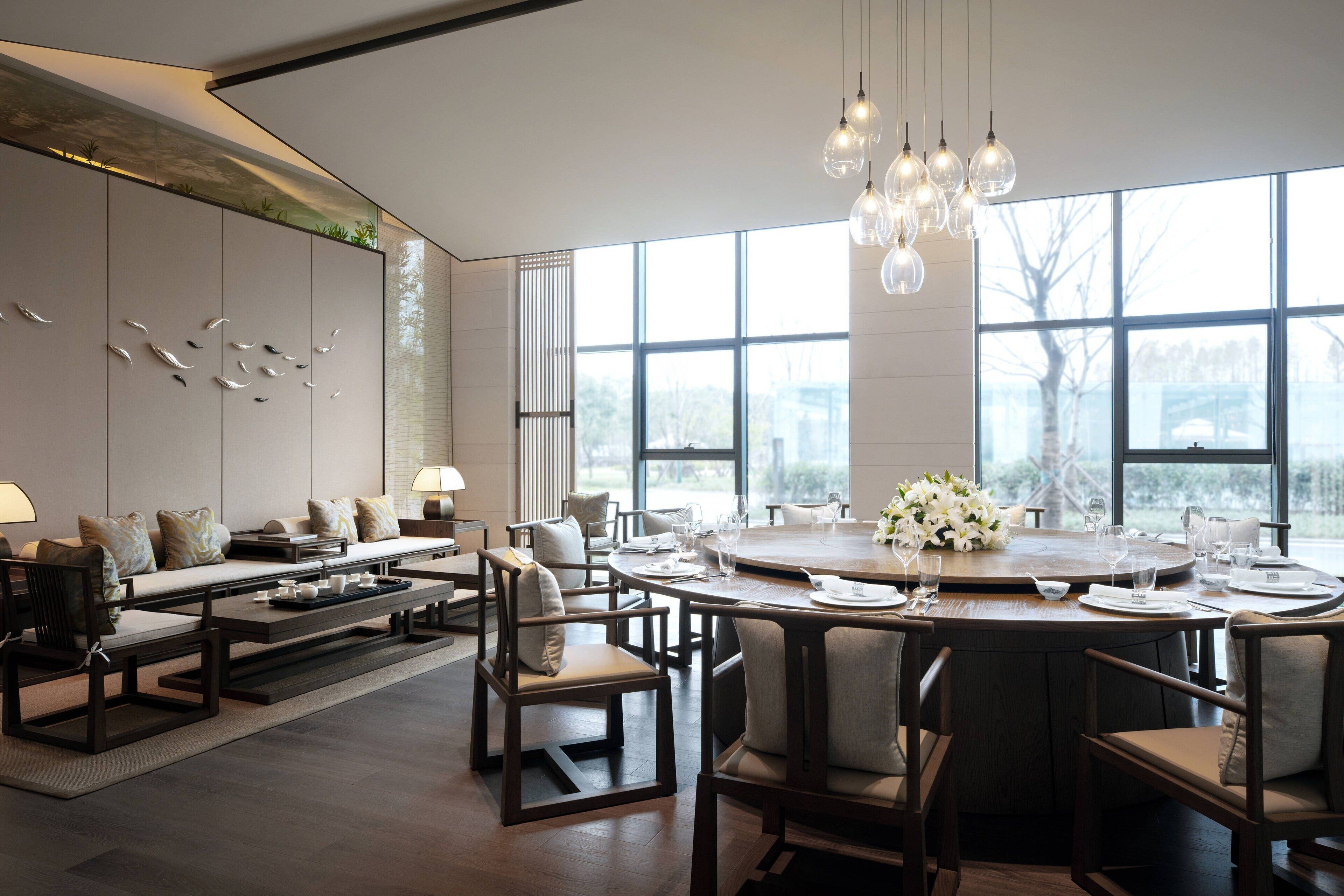 2 restaurants, breakfast served