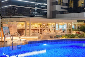 3 restaurants; breakfast, lunch, dinner and brunch served