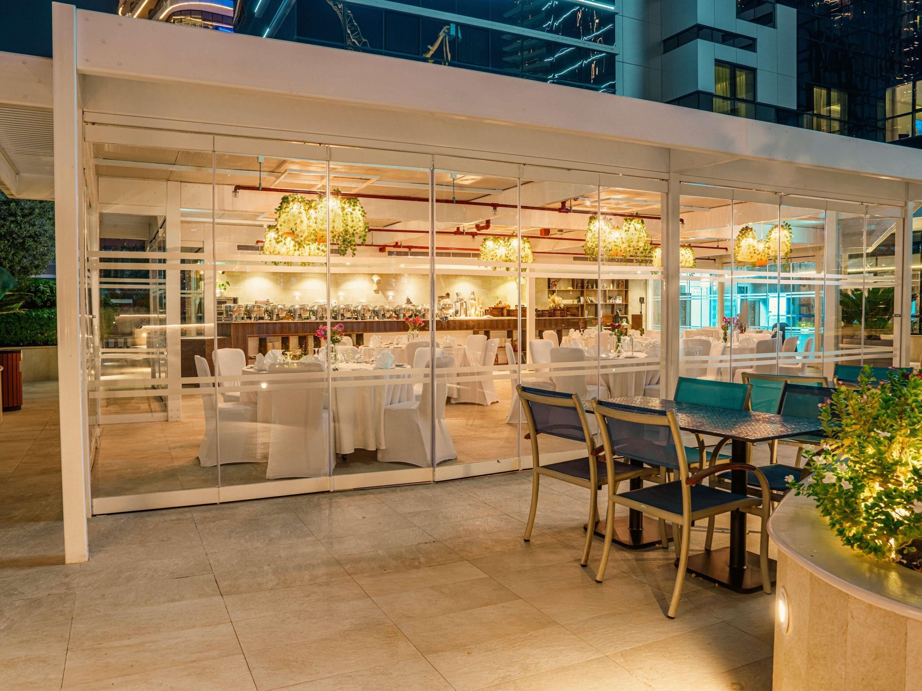 3 restaurants; breakfast, lunch, dinner, and brunch served