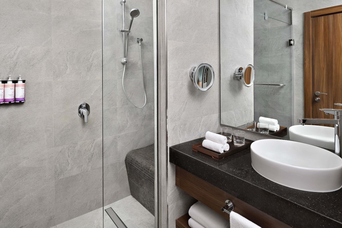 Douche cascade, articles de toilette écologiques, séchoir à cheveux