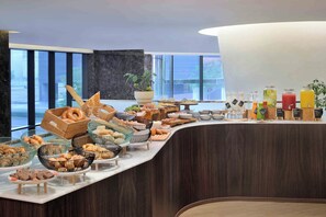 Dagelijks ontbijtbuffet (AED 85 per persoon)