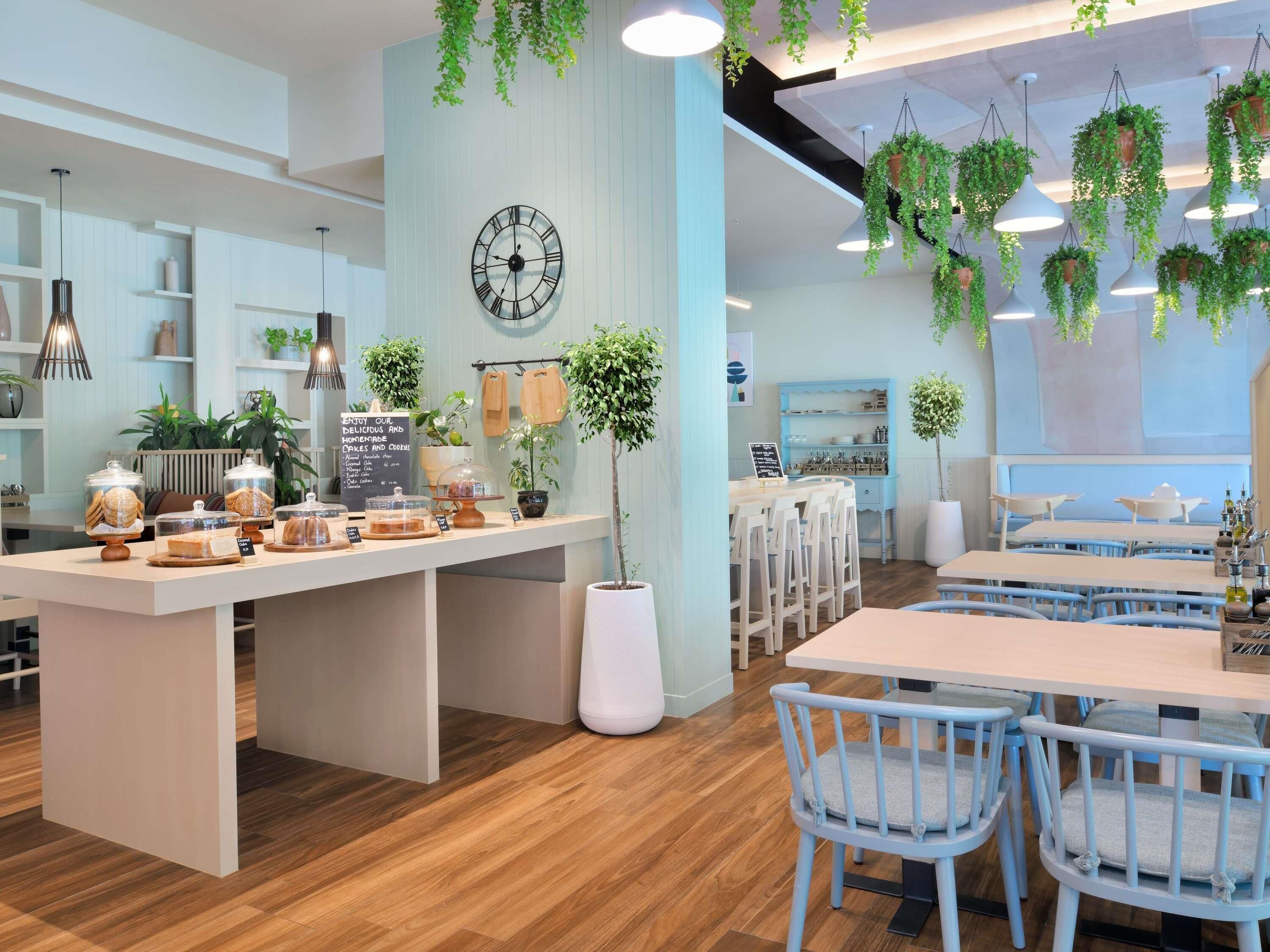 breakfast, lunch, dinner served; international cuisine