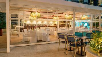 3 restaurants; breakfast, lunch, dinner, and brunch served
