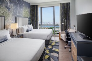 In-room safe, desk, laptop workspace, blackout curtains - Hotel Indigo Flushing - LaGuardia by IHG (Flushing)