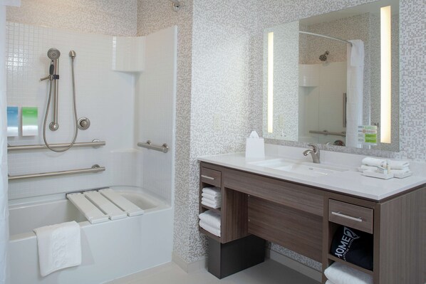 Un baño moderno con bañera, ducha y tocador.