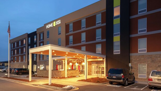 A multi-story hotel with a covered entrance and a parking area. - Home2 Suites by Hilton Denver South/Centennial Airport (Centennial)