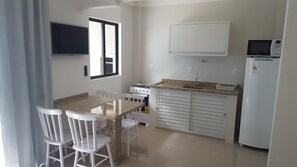 Fridge, microwave, oven, cookware/dishes/utensils - Residencial Eugenio Muller (Bombinhas)