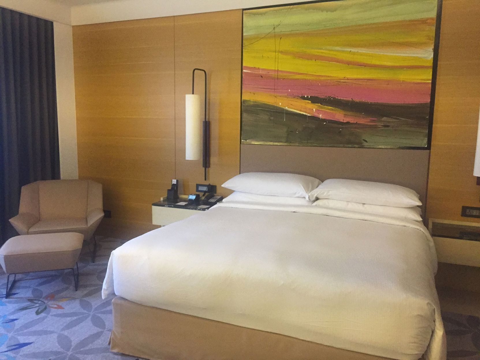 Ropa de cama de alta calidad, camas con efecto memoria y minibar 
