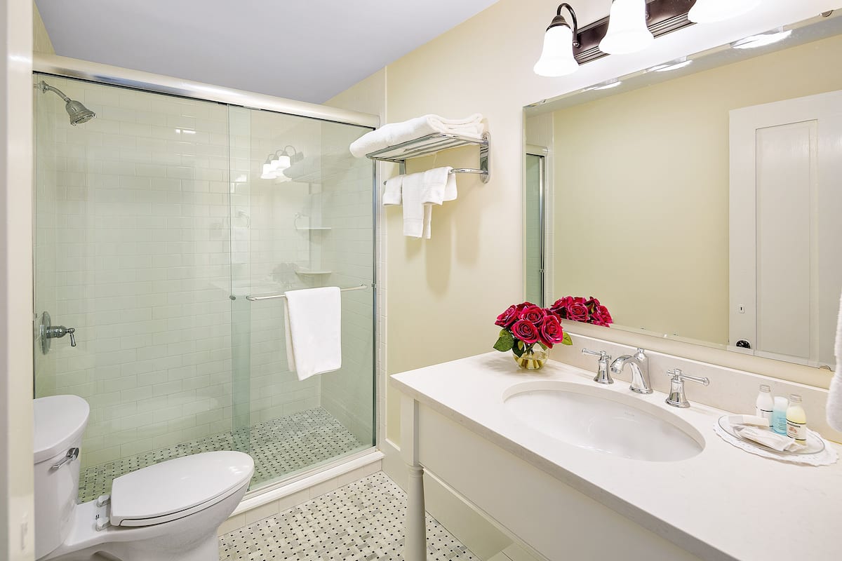 deluxe king room (23, 27) | bathroom | free toiletries, hair dryer, towels, soap