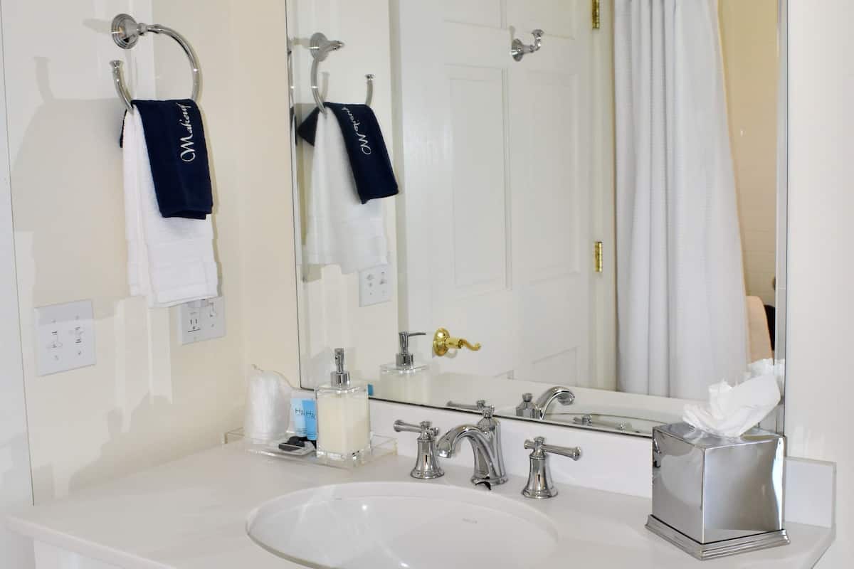 handicap accessible room (20) | bathroom | free toiletries, hair dryer, towels, soap