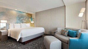 Hypo-allergenic bedding, in-room safe, individually decorated - Courtyard by Marriott Winter Haven (Winter Haven)