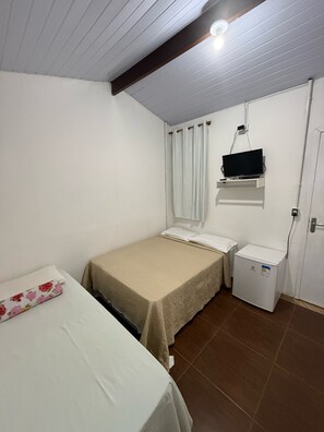 Habitació triple estàndard | Cortines opaques i roba de llit 