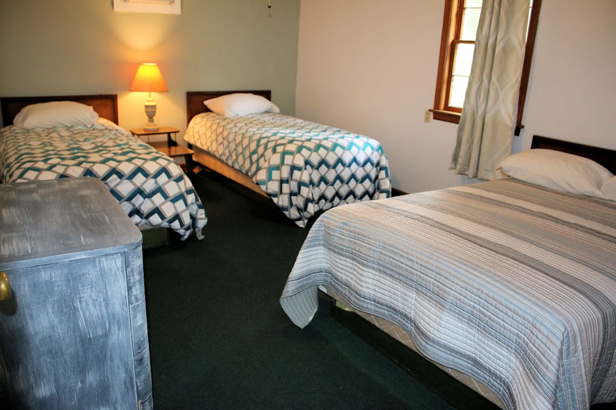 Economy appartement, 2 slaapkamers, keuken, uitzicht op meer | 1 slaapkamer, gratis wifi, beddengoed