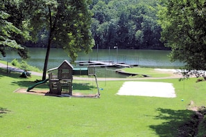 Children's play area - outdoor - Lynnhurst Family Resort (Murray)
