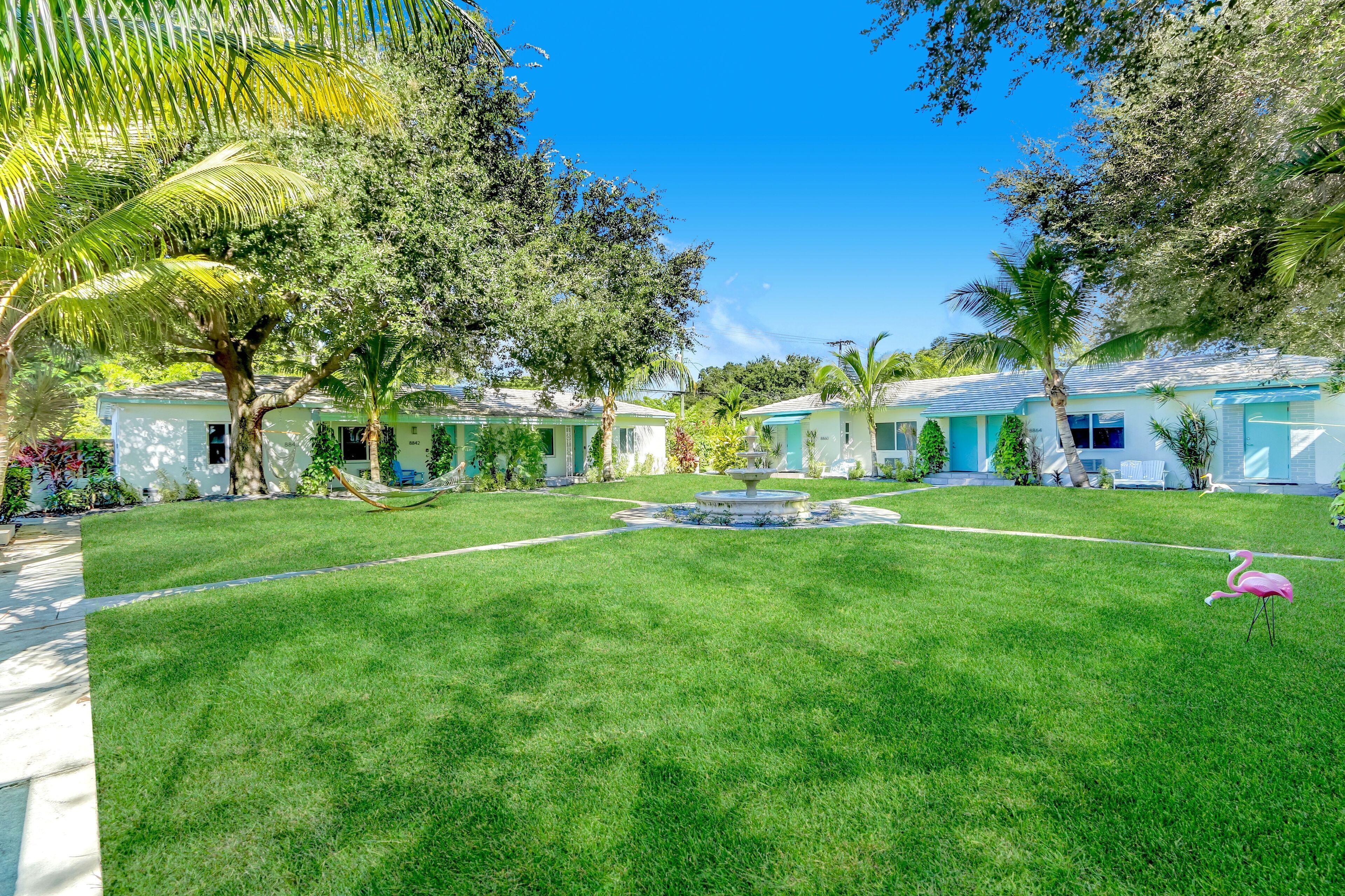 สนามรอบบริเวณ