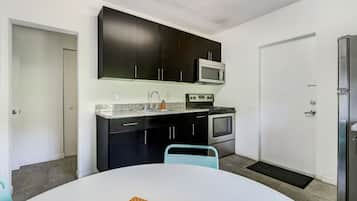 Standard Studio, 1 Queen Bed, Non Smoking (Corner) | Private kitchen | Full-sized fridge, microwave, oven, stovetop