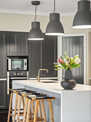 Micro-ondes, four, plaque de cuisson, lave-vaisselle