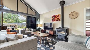 Televisie en een open haard