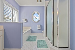 Baignoire, baignoire à jets, sèche-cheveux, serviettes fournies