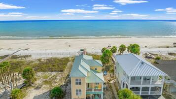 在海滩、沙滩椅、沙滩毛巾