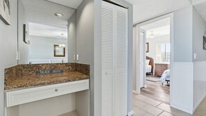 2 slaapkamers, een bureau, een strijkplank/strijkijzer, reisbedje