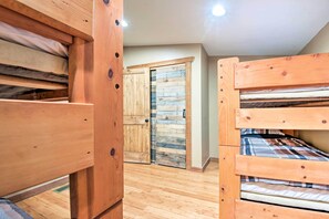 5 bedrooms, Internet, bed sheets - Spacious Kunkletown Home w/ Full Game Room & Deck! (Kunkletown)