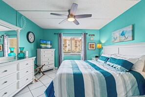 2 slaapkamers, een bureau, een strijkplank/strijkijzer, reisbedje