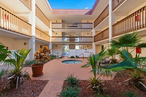 Tina de hidromasaje al aire libre