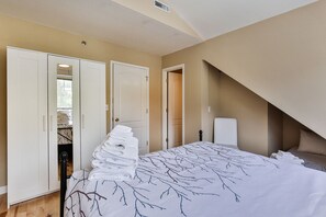 4 bedrooms, iron/ironing board, WiFi, bed sheets