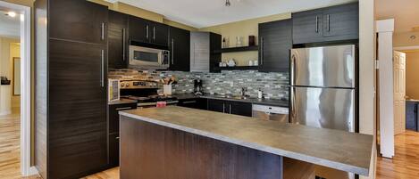 Refrigerador, microondas, horno y parrilla de estufa