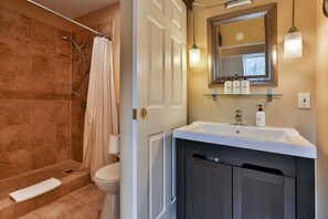 Combined shower/bathtub, hair dryer, towels