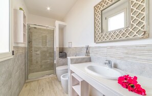 Regadera, secadora de cabello, bidet, toallas 