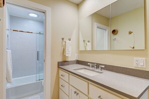 Ensemble douche/baignoire, sĂšche-cheveux, serviettes fournies, savon