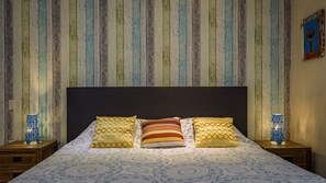 2 chambres, coffres-forts dans les chambres, fer et planche Ă repasser