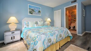 2 dormitorios, escritorio, tabla de planchar con plancha y cuna de viaje