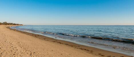 Nær stranden, solsenger og strandhåndklær
